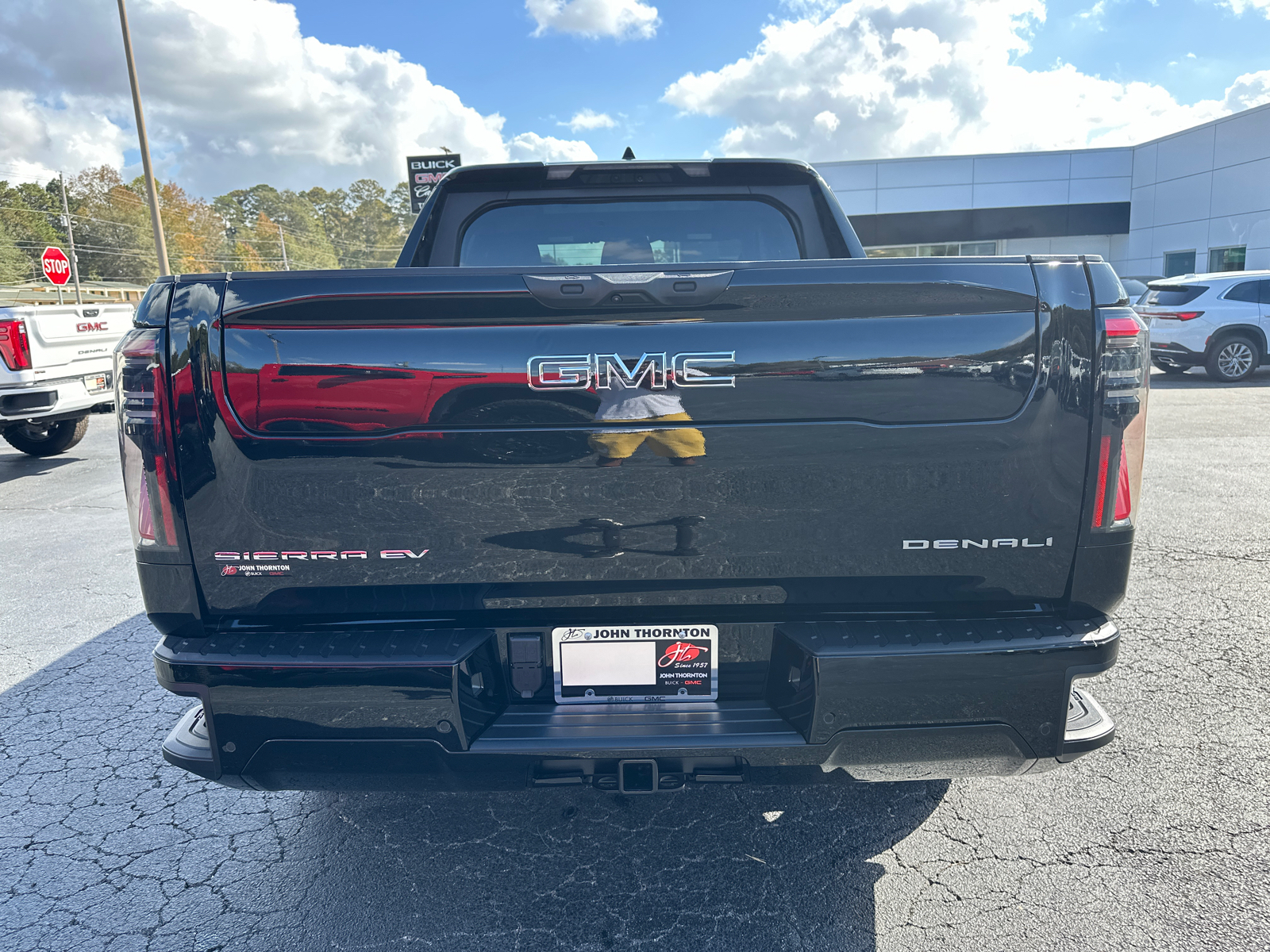 2025 GMC Sierra EV Denali 8