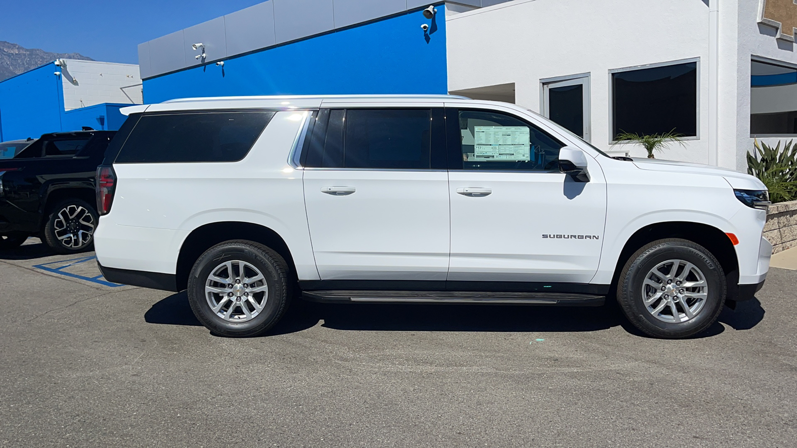 2024 Chevrolet Suburban LT 2