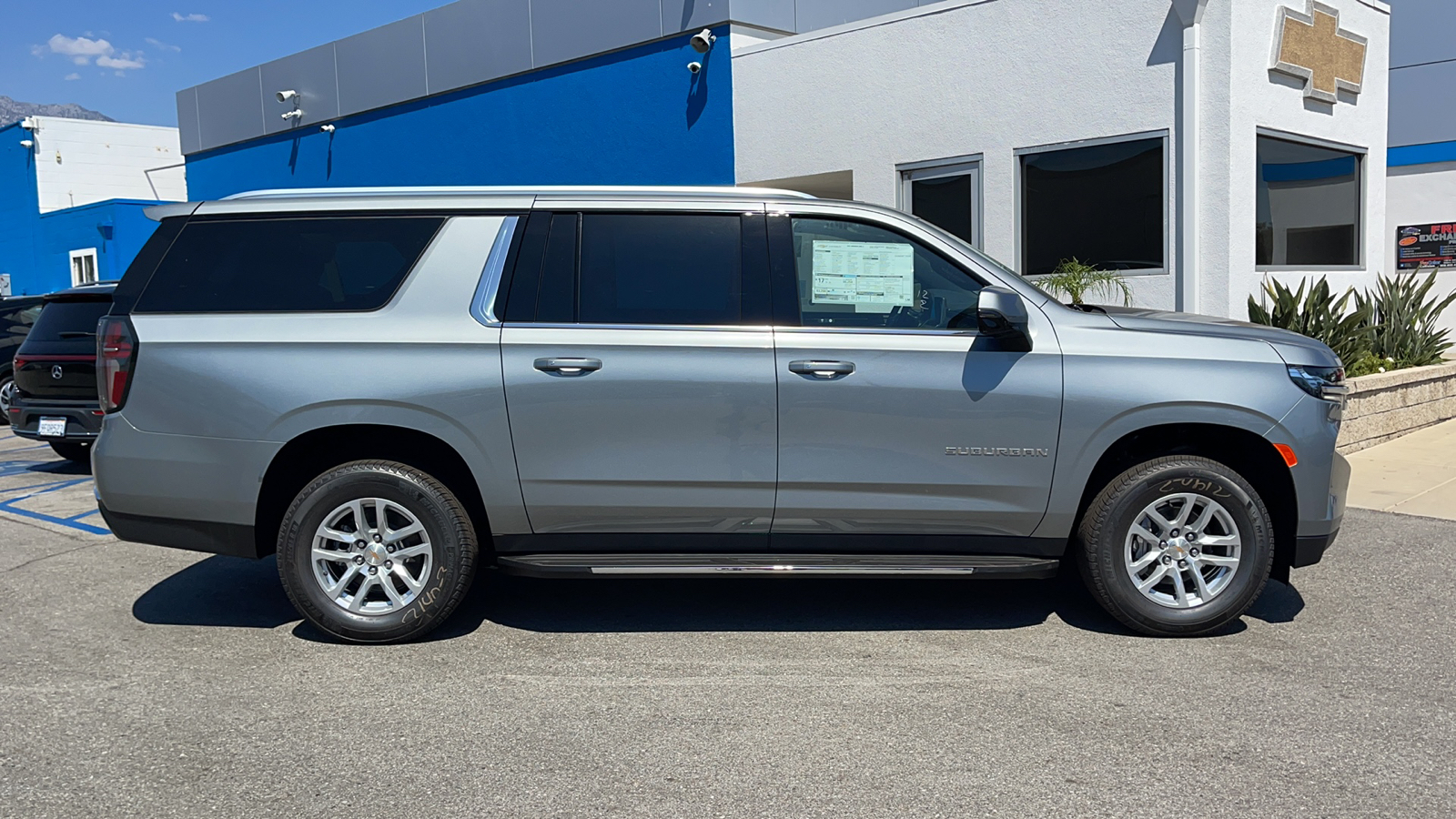 2024 Chevrolet Suburban LT 2