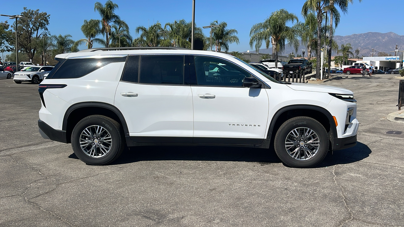 2024 Chevrolet Traverse FWD LT 2