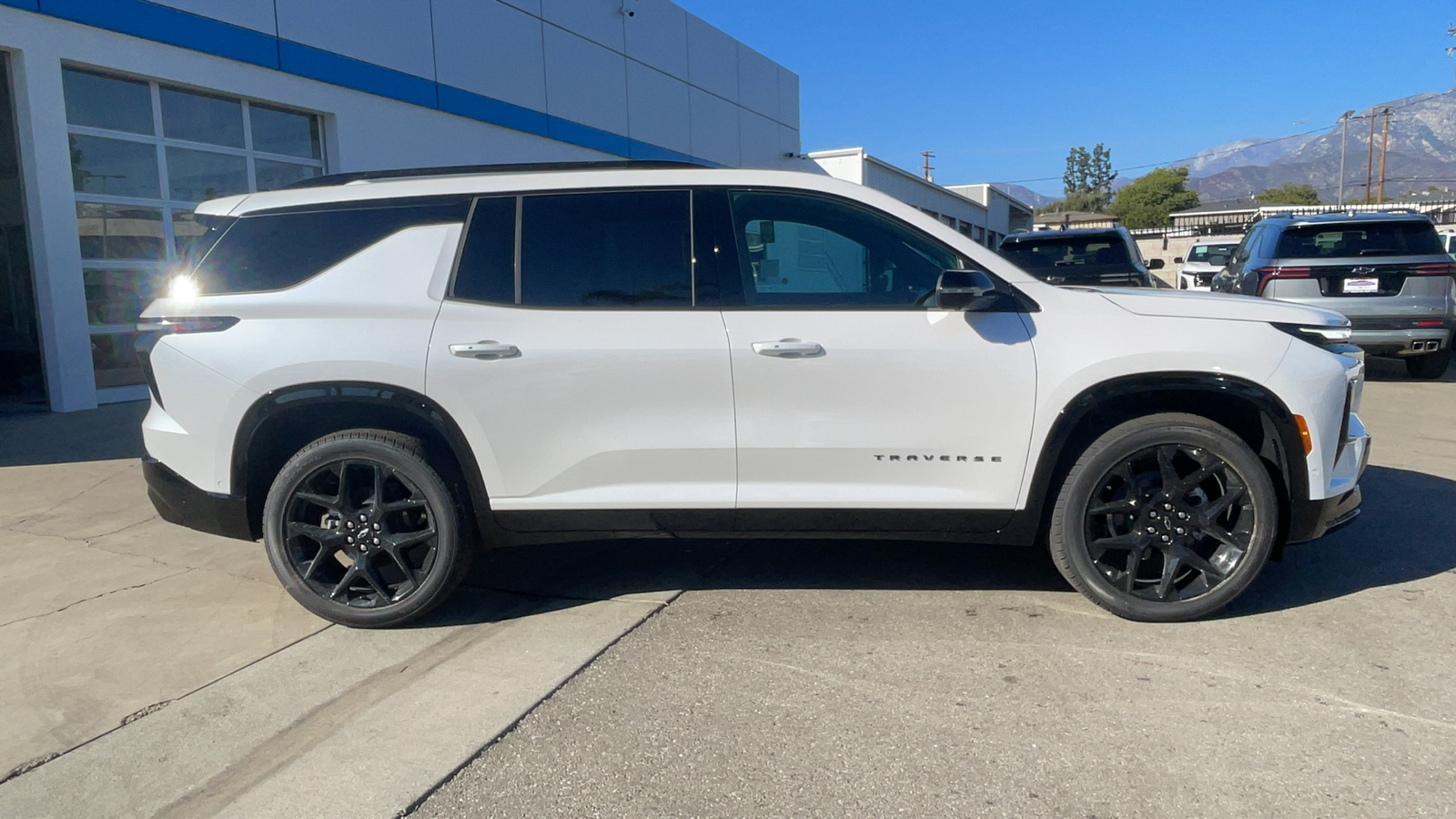 2025 Chevrolet Traverse FWD RS 2