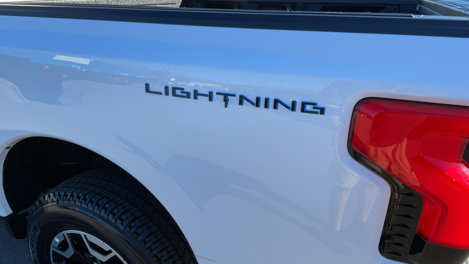 2023 Ford F-150 Lightning Pro 33