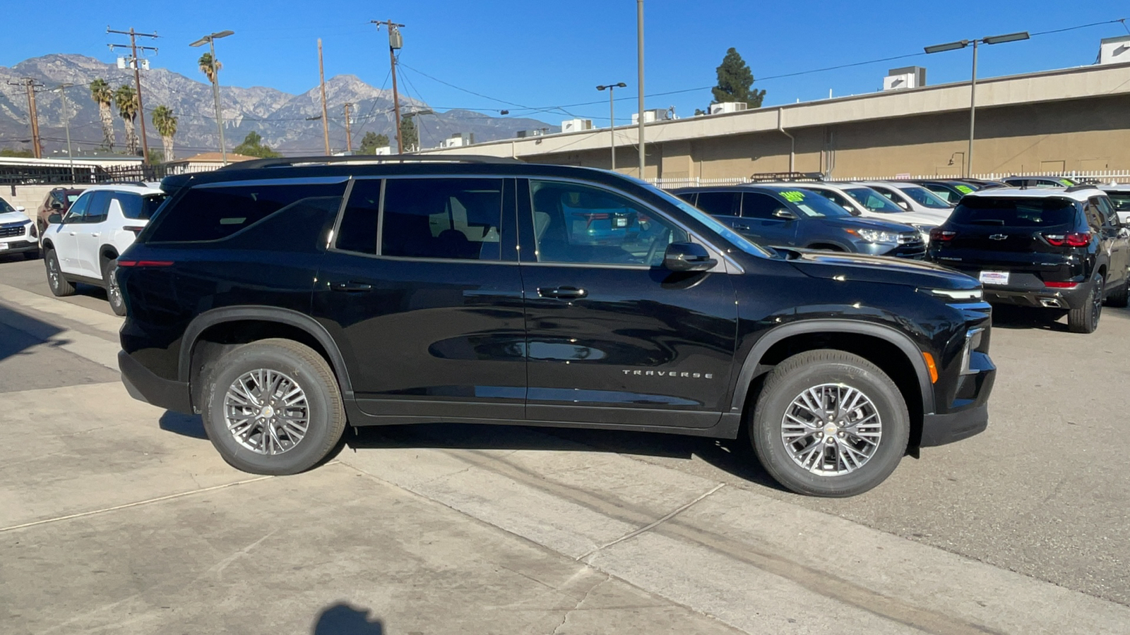 2025 Chevrolet Traverse FWD LT 2