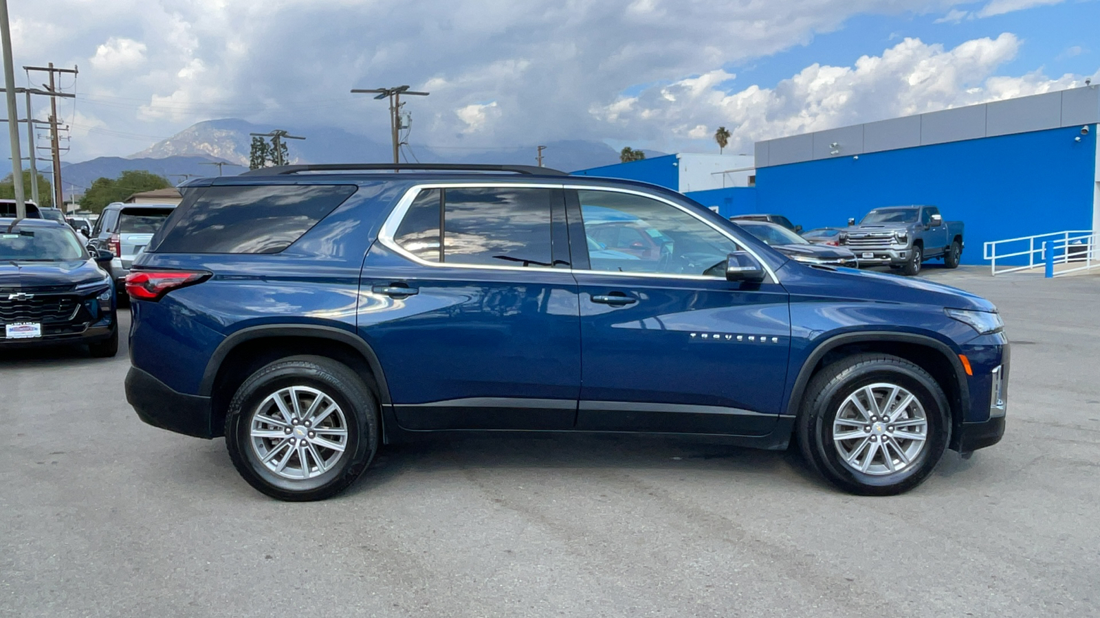 2022 Chevrolet Traverse LT Leather 2