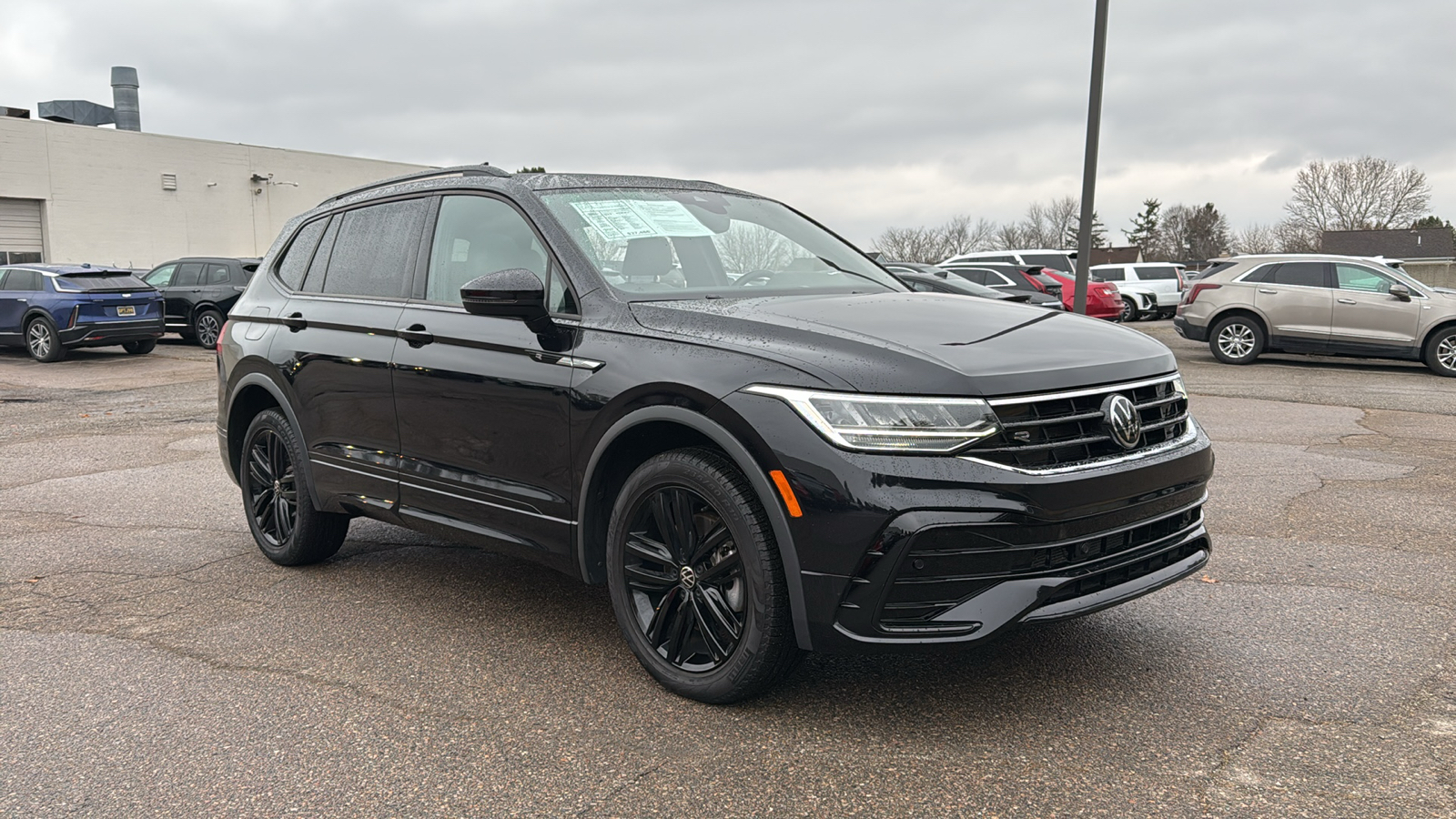 2022 Volkswagen Tiguan 2.0T SE R-Line Black 2