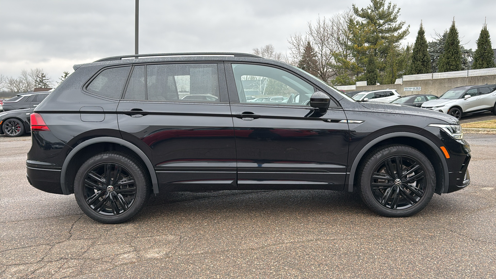 2022 Volkswagen Tiguan 2.0T SE R-Line Black 3