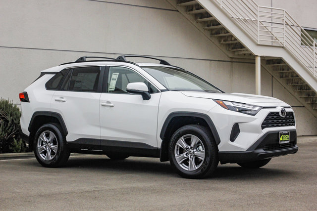 2024 TOYOTA RAV4 XLE 3