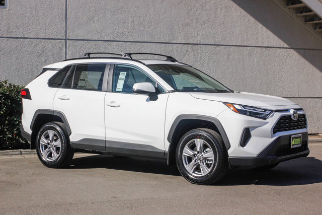 2025 TOYOTA RAV4 XLE 3