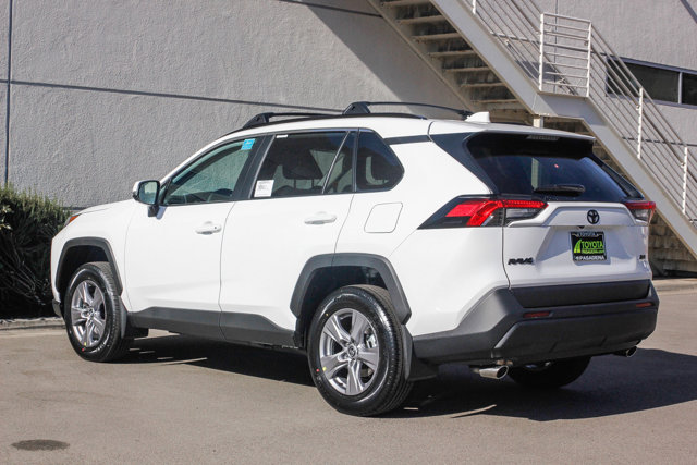 2025 TOYOTA RAV4 XLE 8