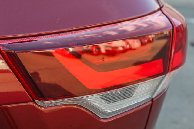 2019 TOYOTA TRUCK HIGHLANDER SE 8