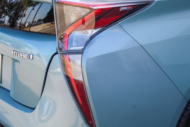 2016 TOYOTA PRIUS THREE TOURING 8