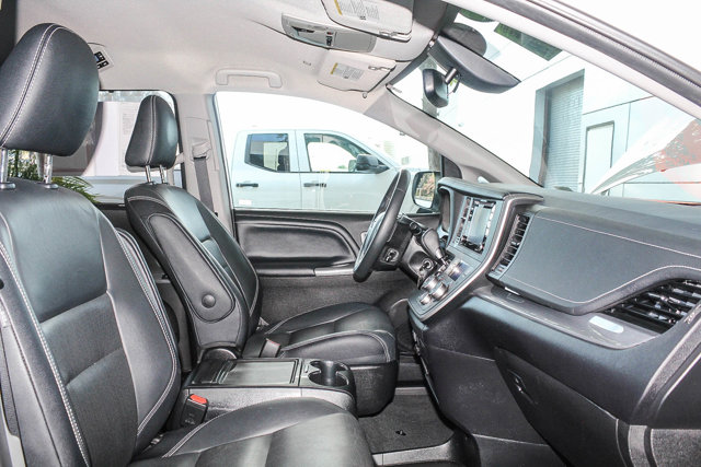 2020 TOYOTA TRUCK SIENNA SE 29