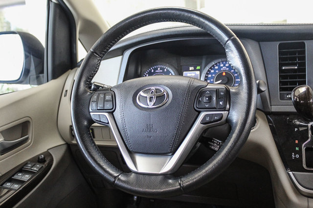 2020 TOYOTA TRUCK SIENNA XLE 14