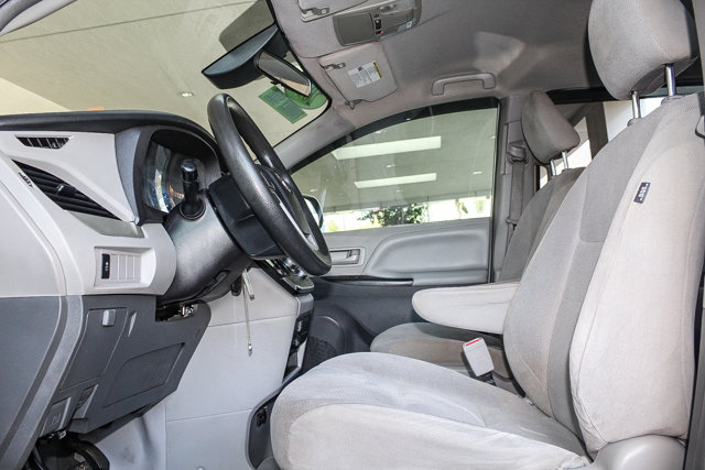 2019 TOYOTA SIENNA L 11