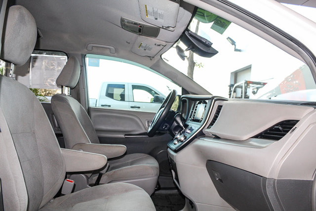 2019 TOYOTA SIENNA L 29