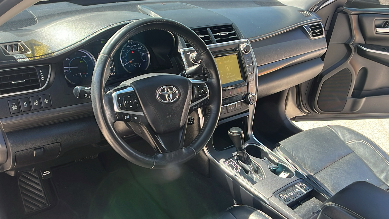 2016 Toyota Camry Hybrid XLE 16