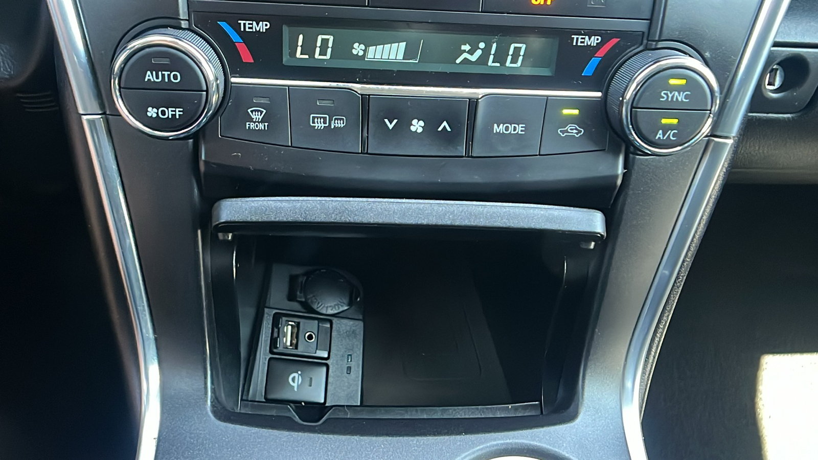 2016 Toyota Camry Hybrid XLE 27