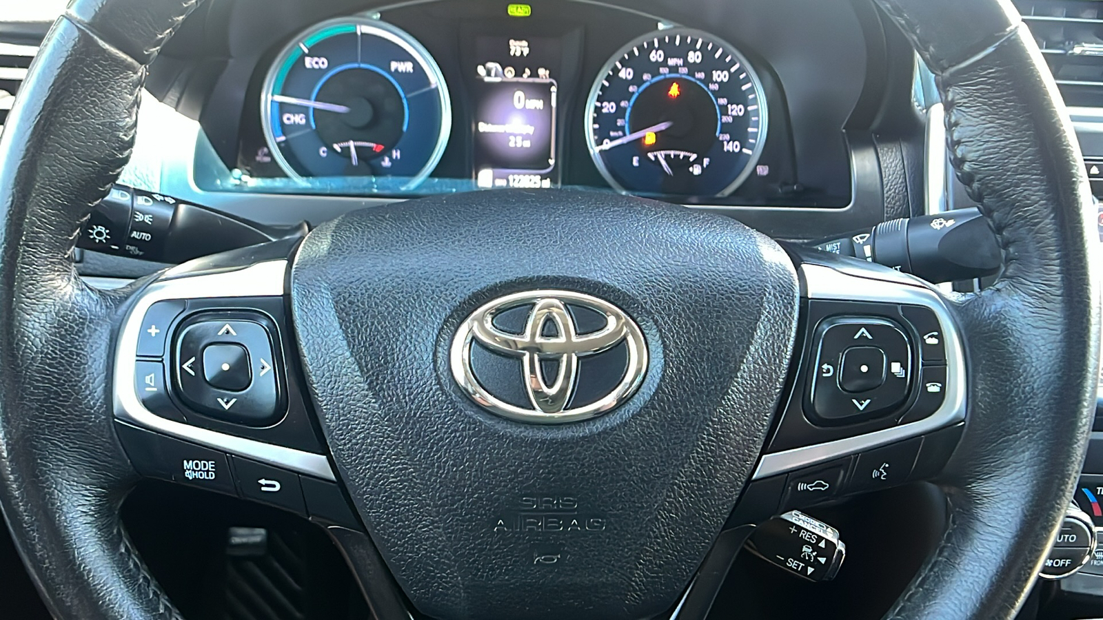 2016 Toyota Camry Hybrid XLE 33