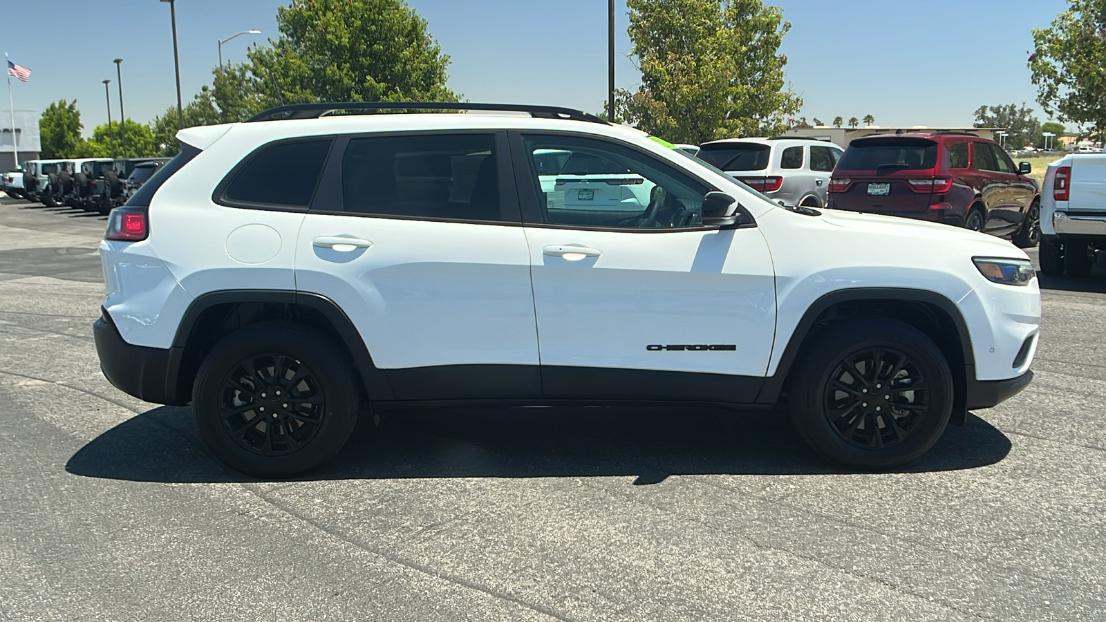 2023 Jeep Cherokee Altitude Lux 2