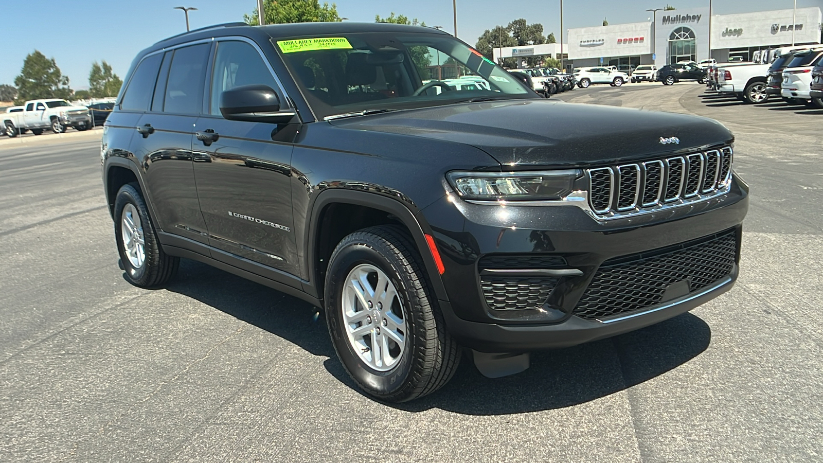 2023 Jeep Grand Cherokee Laredo 1