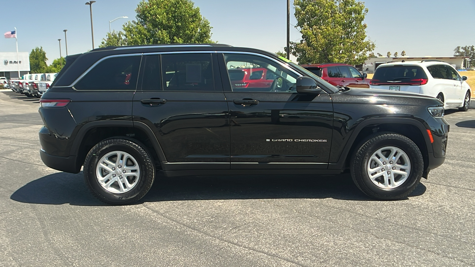 2023 Jeep Grand Cherokee Laredo 2