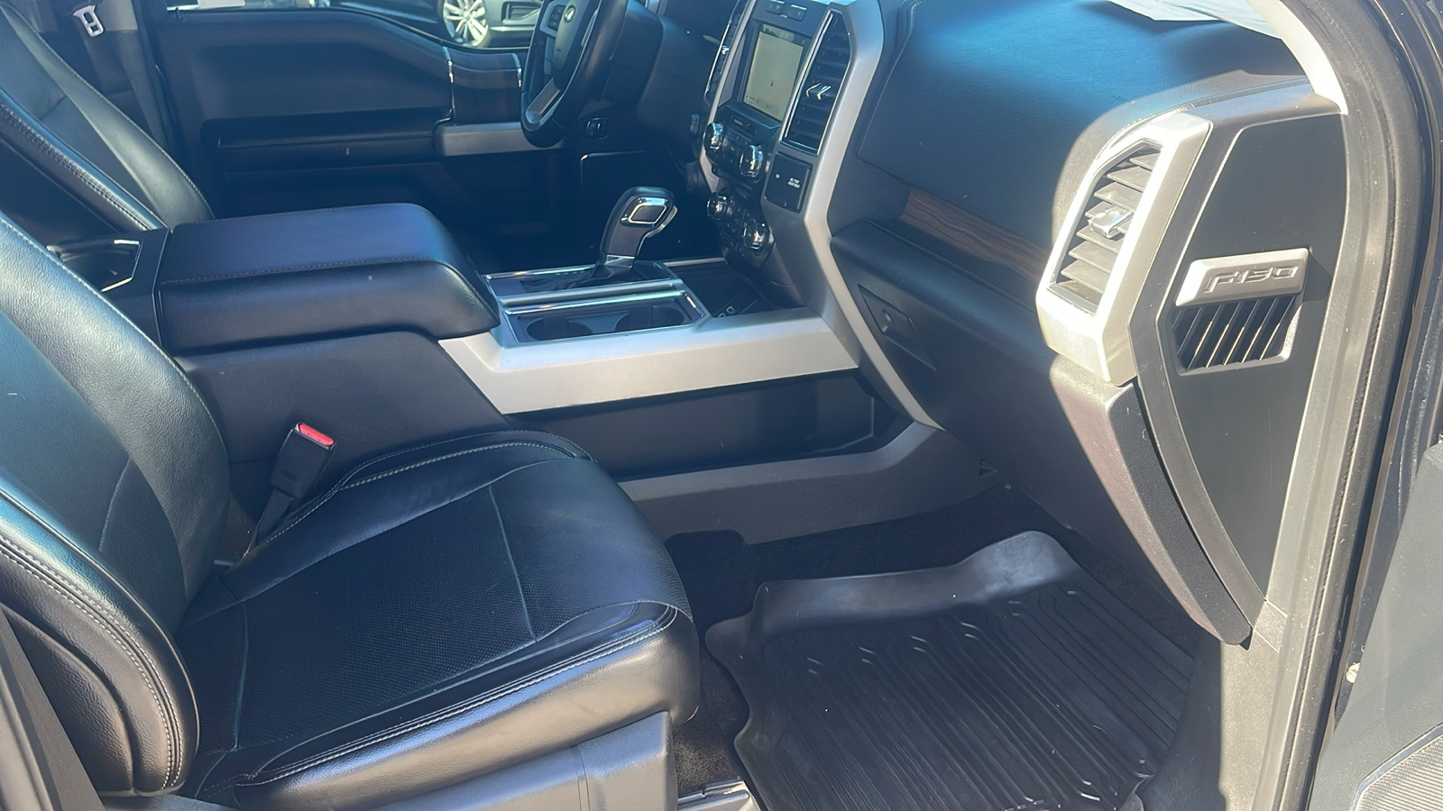 2017 Ford F-150 LARIAT 29