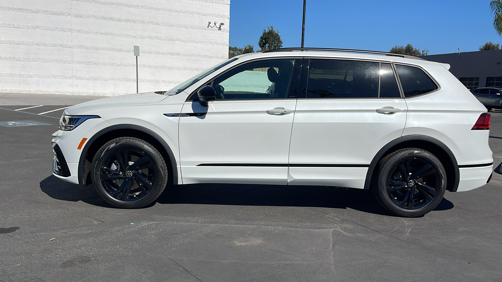 2024 Volkswagen Tiguan SE R-Line Black 12