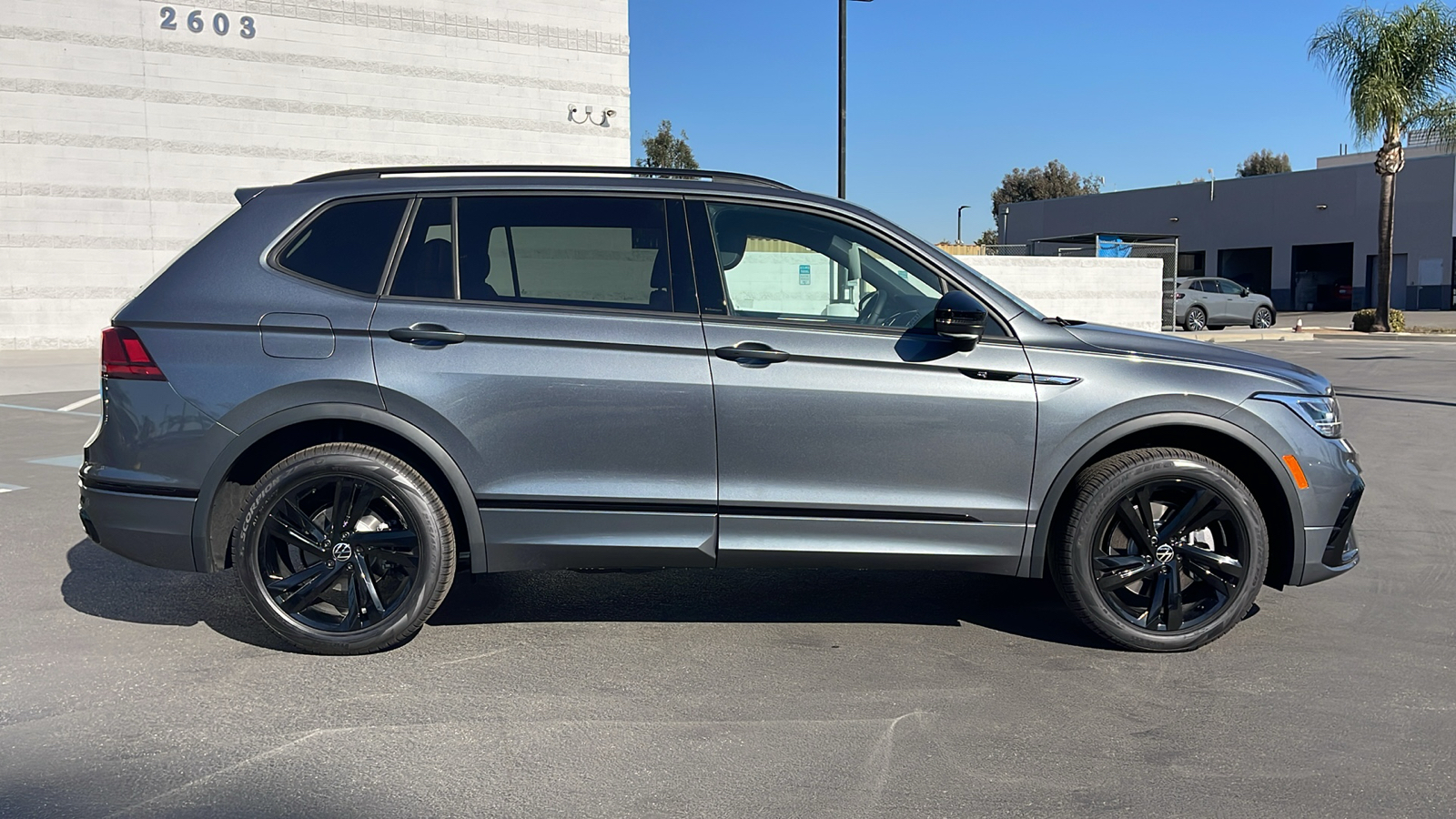 2024 Volkswagen Tiguan SE R-Line Black 6