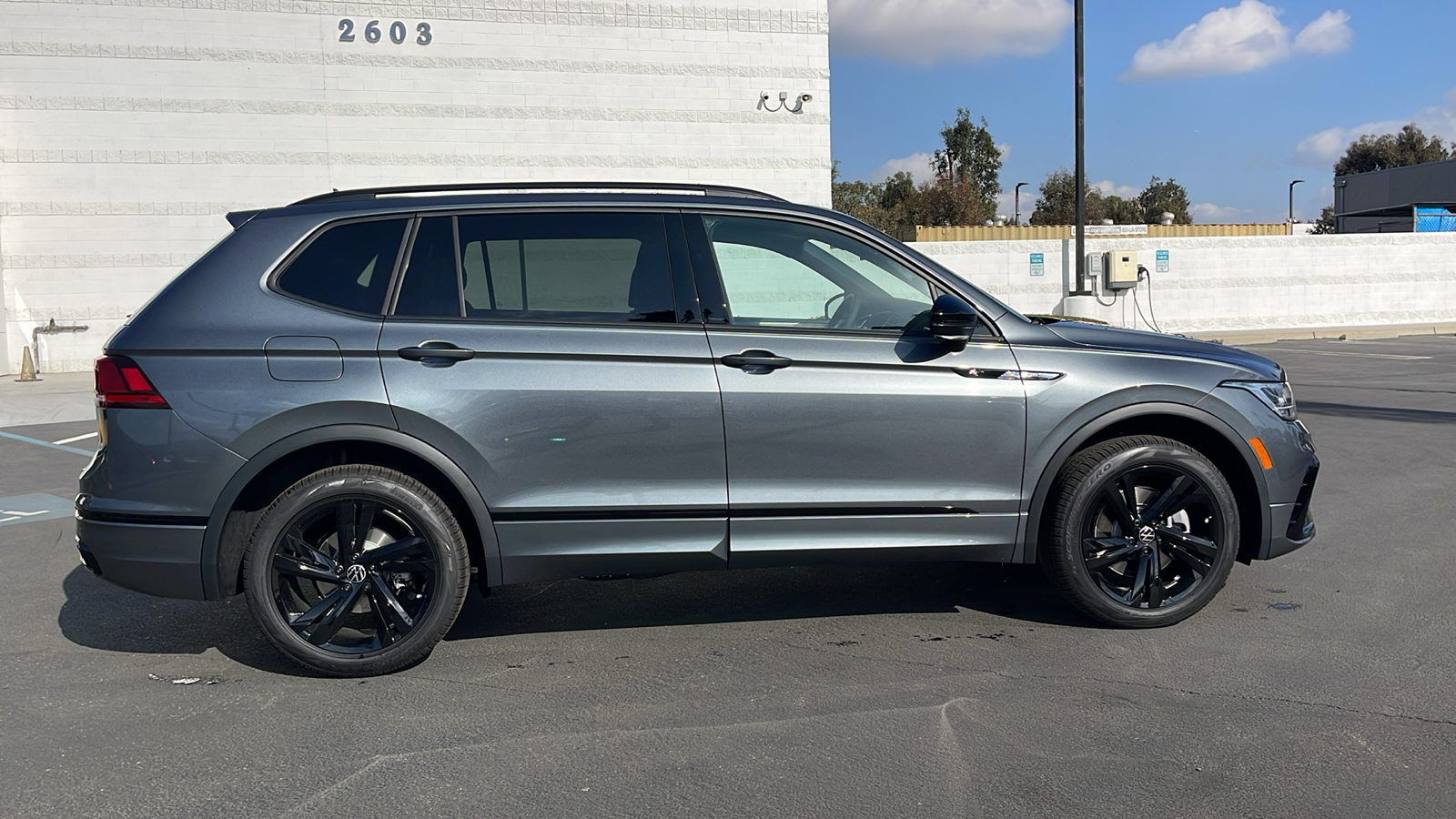 2024 Volkswagen Tiguan SE R-Line Black 6