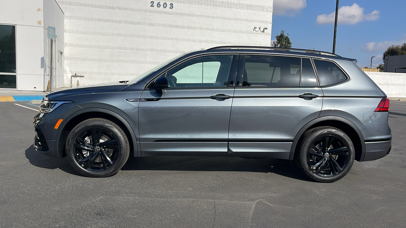 2024 Volkswagen Tiguan SE R-Line Black 12