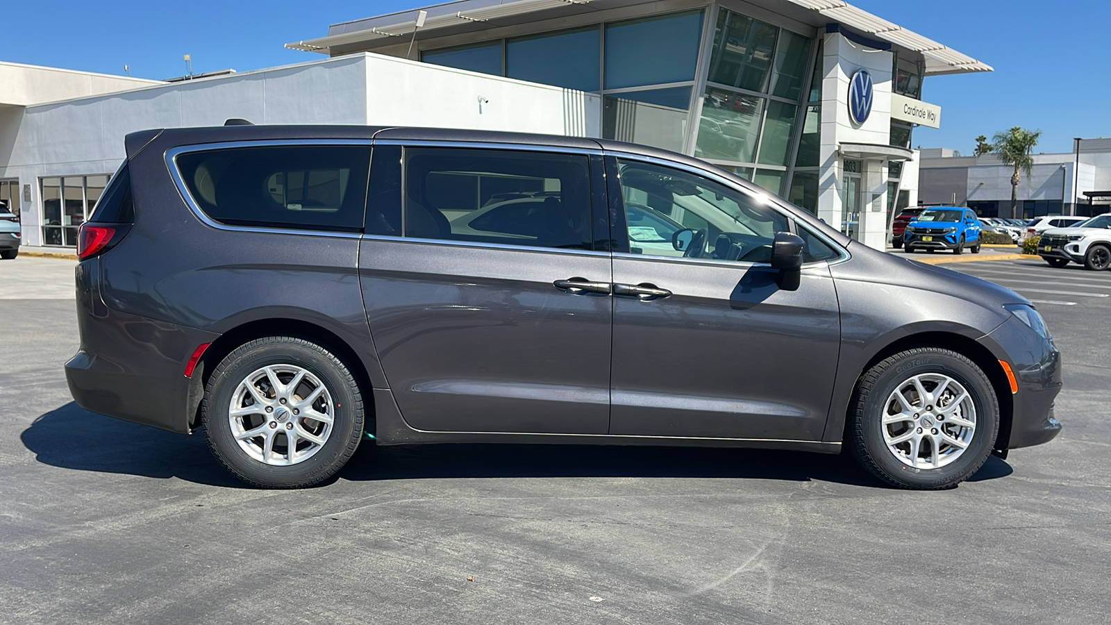 2022 Chrysler Voyager LX 6