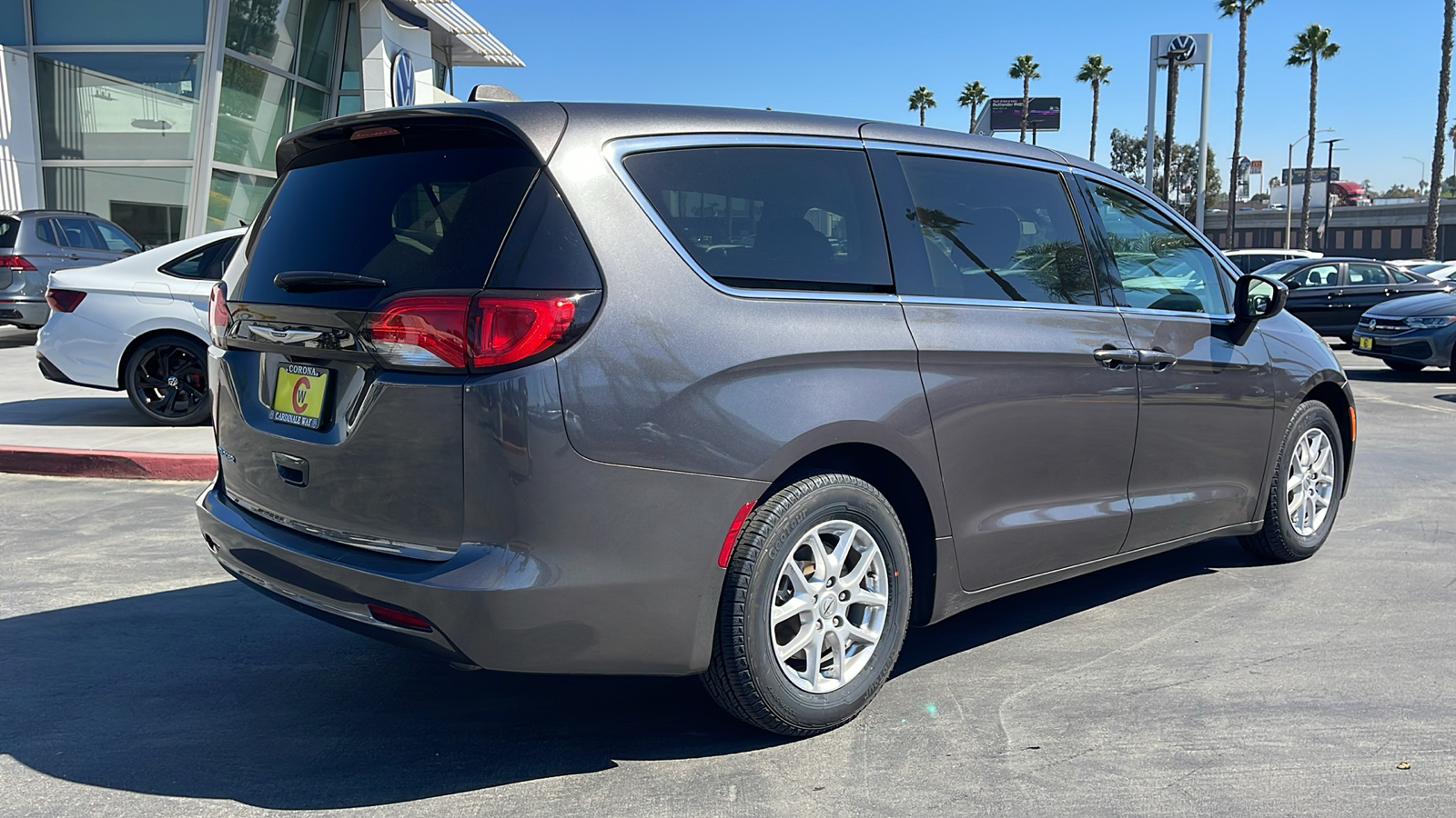 2022 Chrysler Voyager LX 7