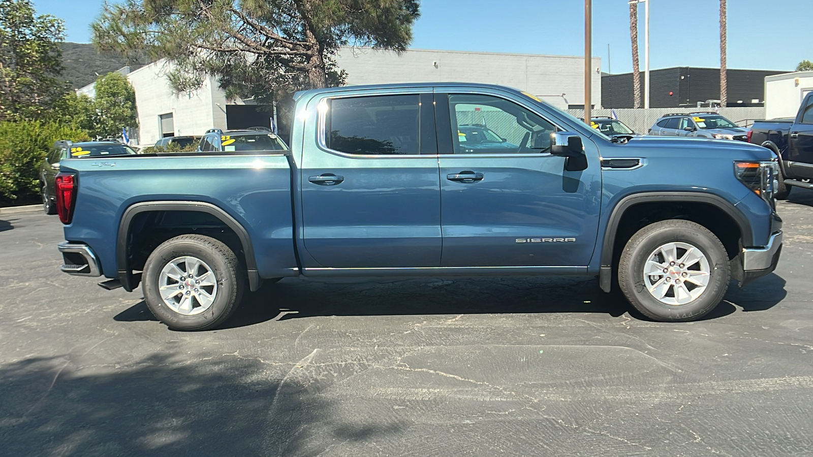 2024 GMC Sierra 1500 SLE 2