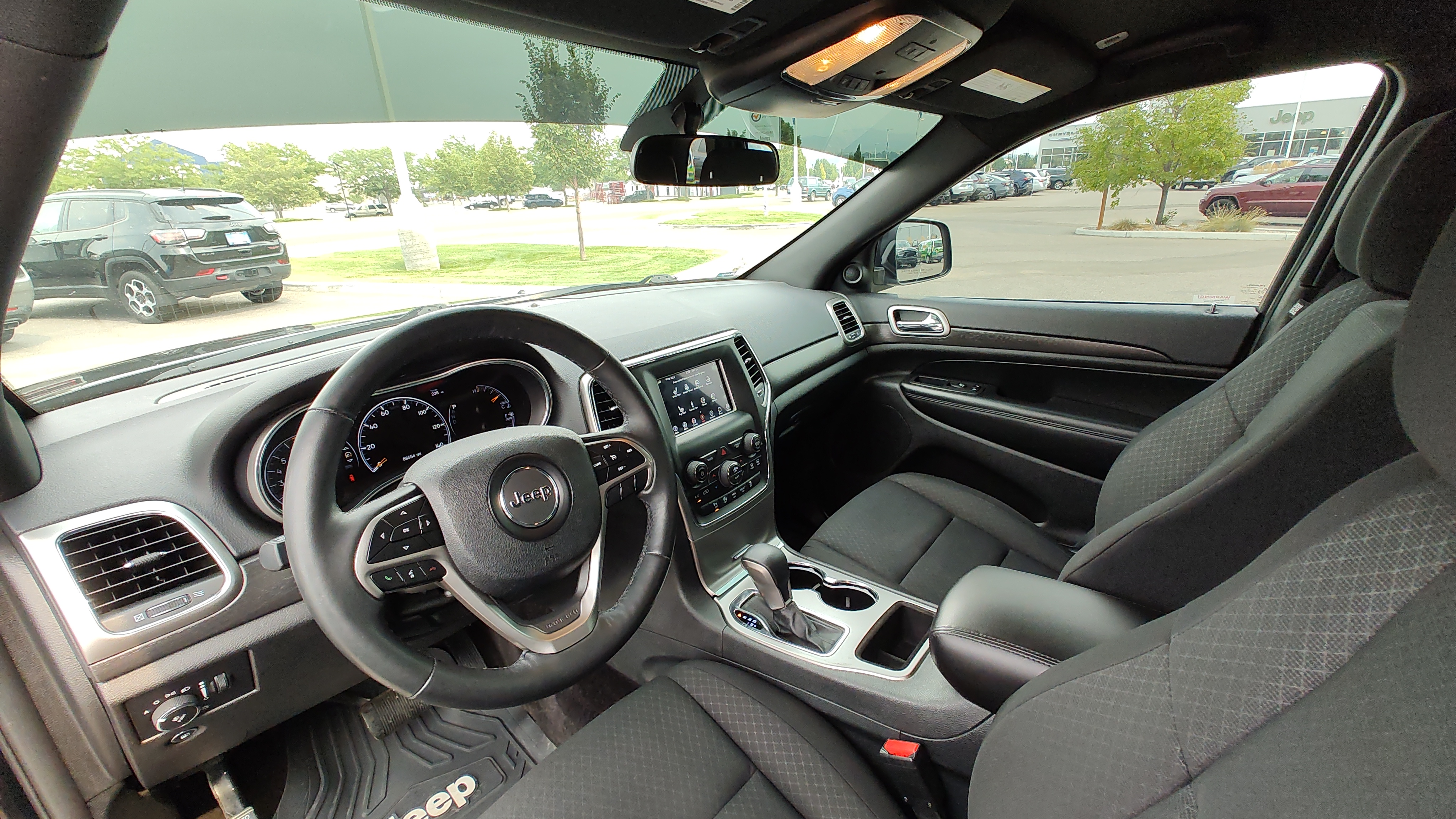 2018 Jeep Grand Cherokee Laredo E 2