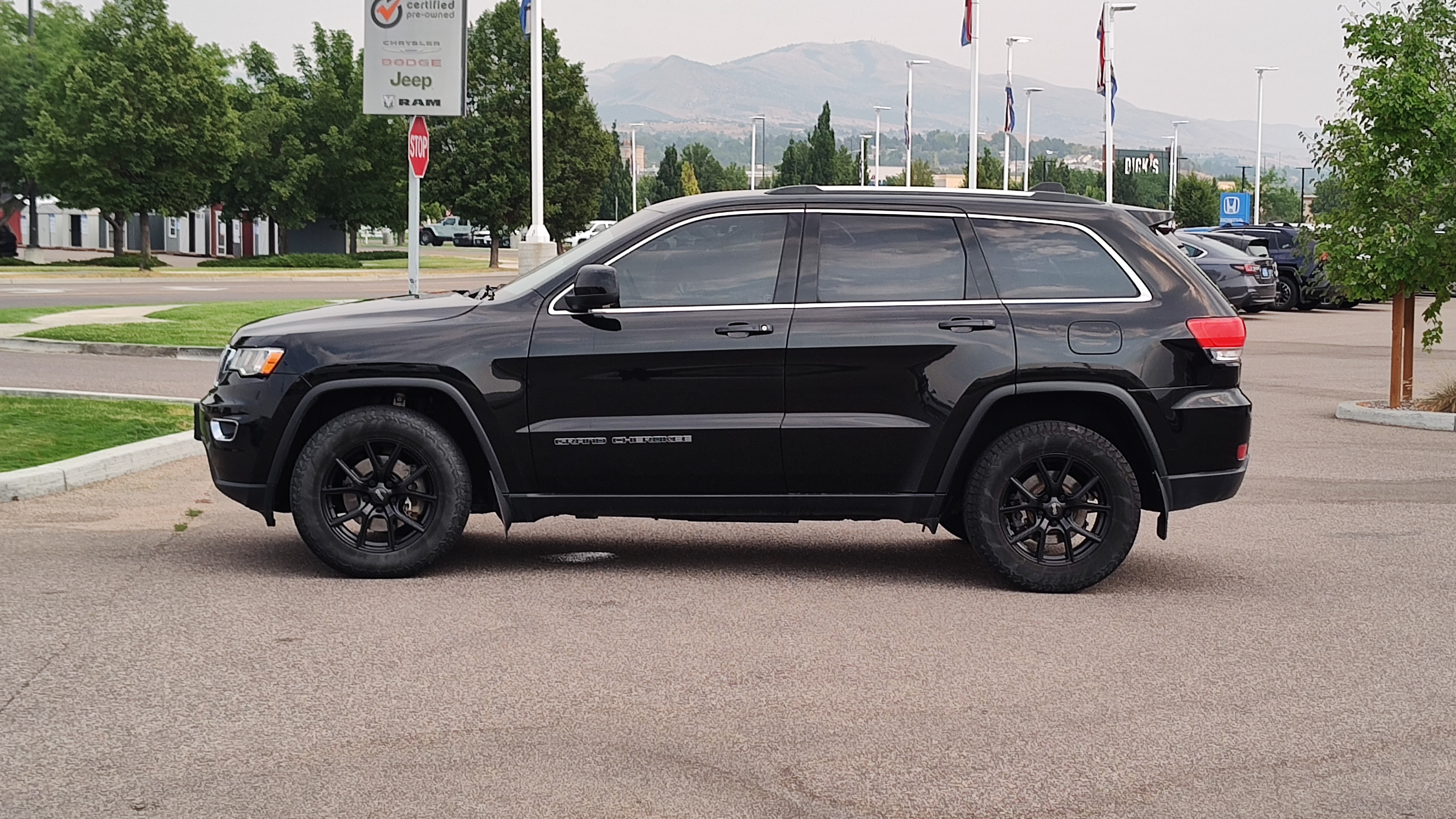 2018 Jeep Grand Cherokee Laredo E 3