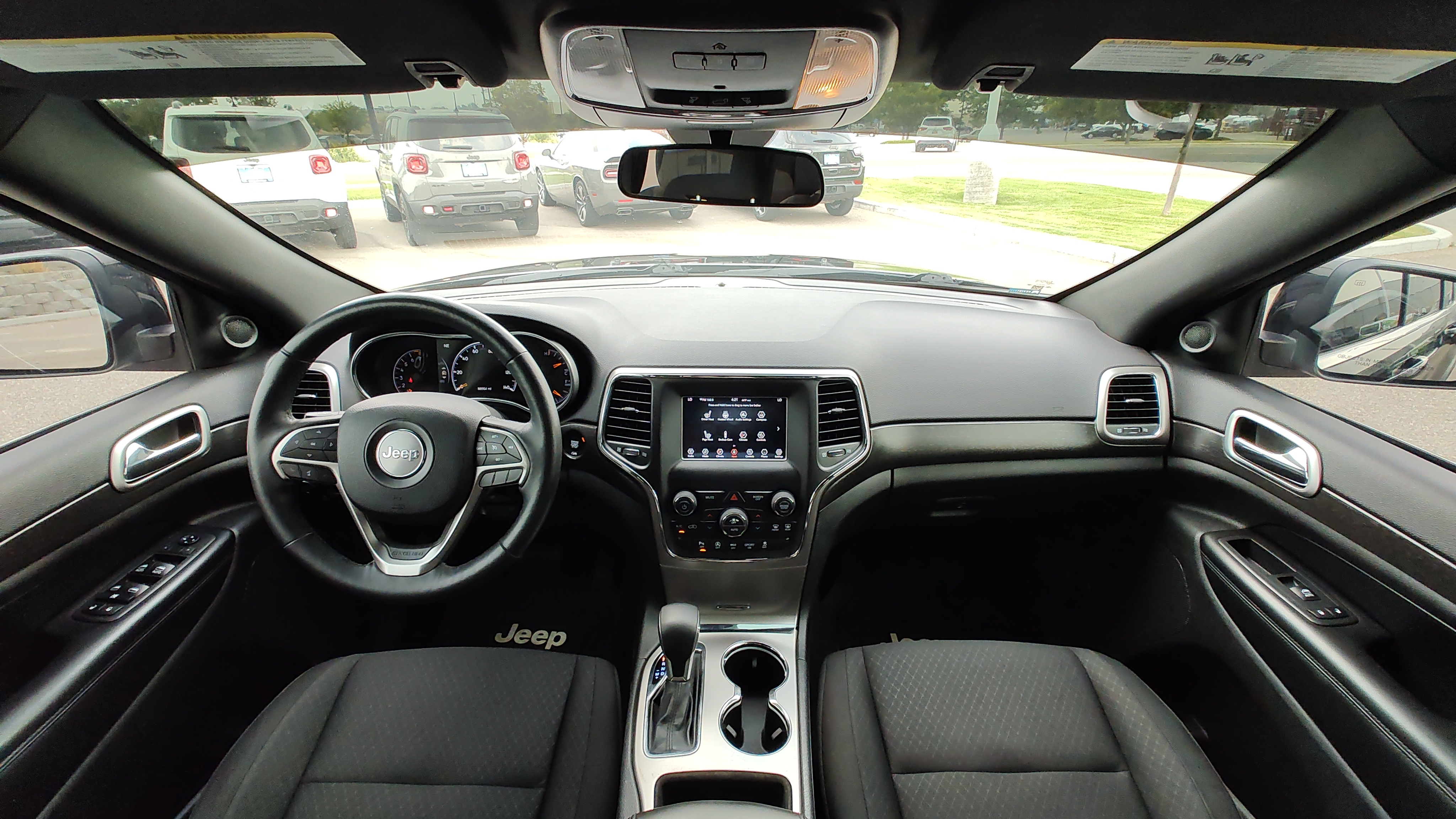 2018 Jeep Grand Cherokee Laredo E 10