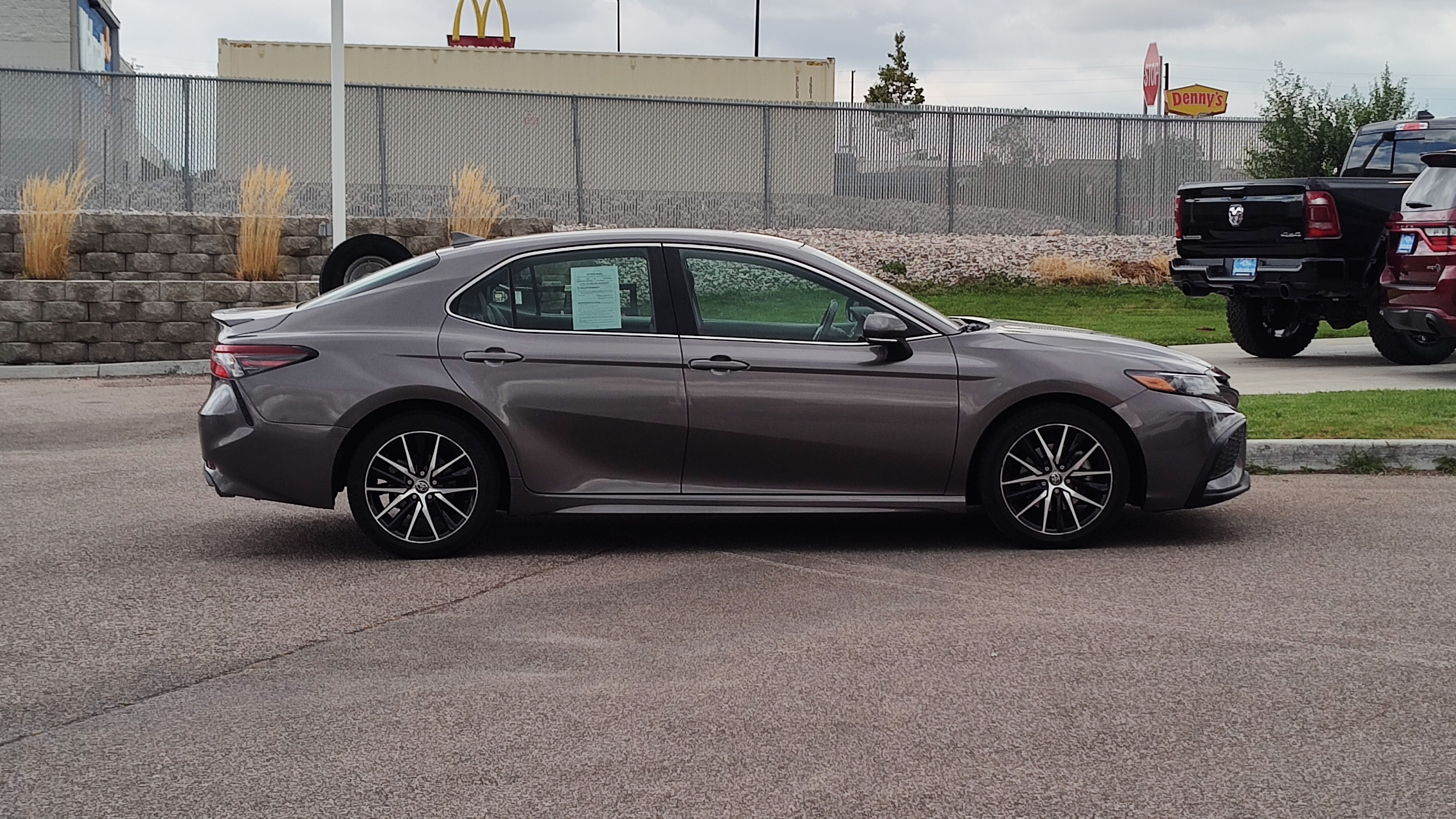 2022 Toyota Camry SE 24