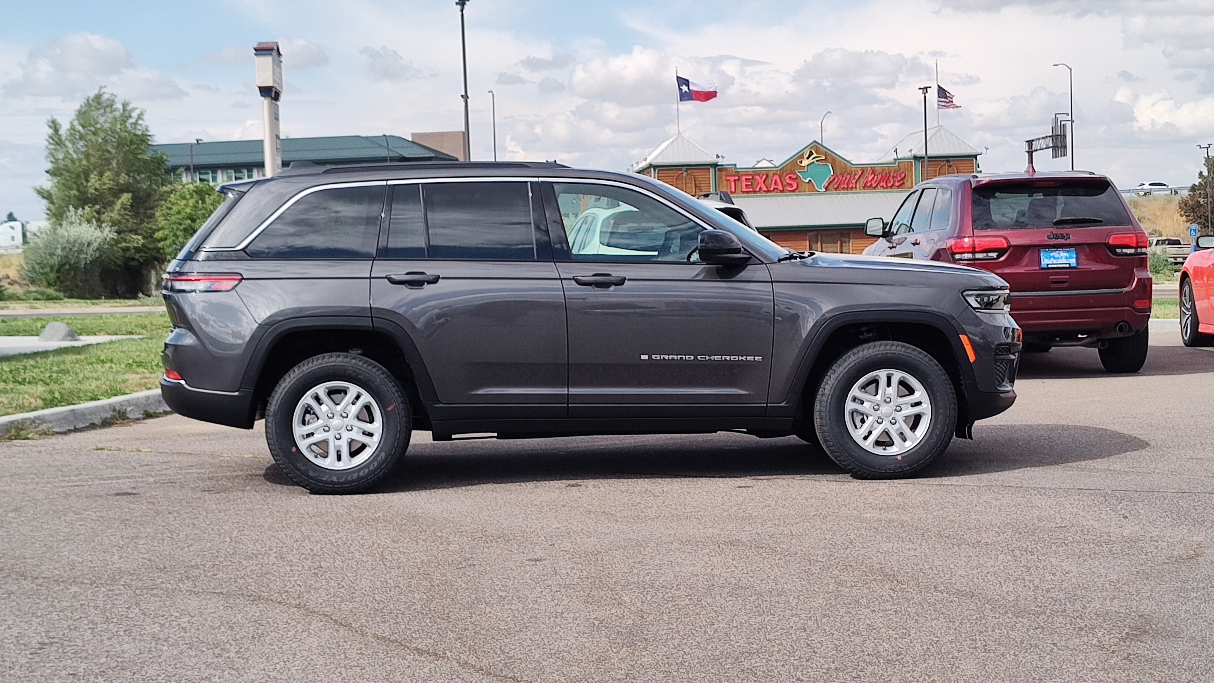 2024 Jeep Grand Cherokee Laredo 25