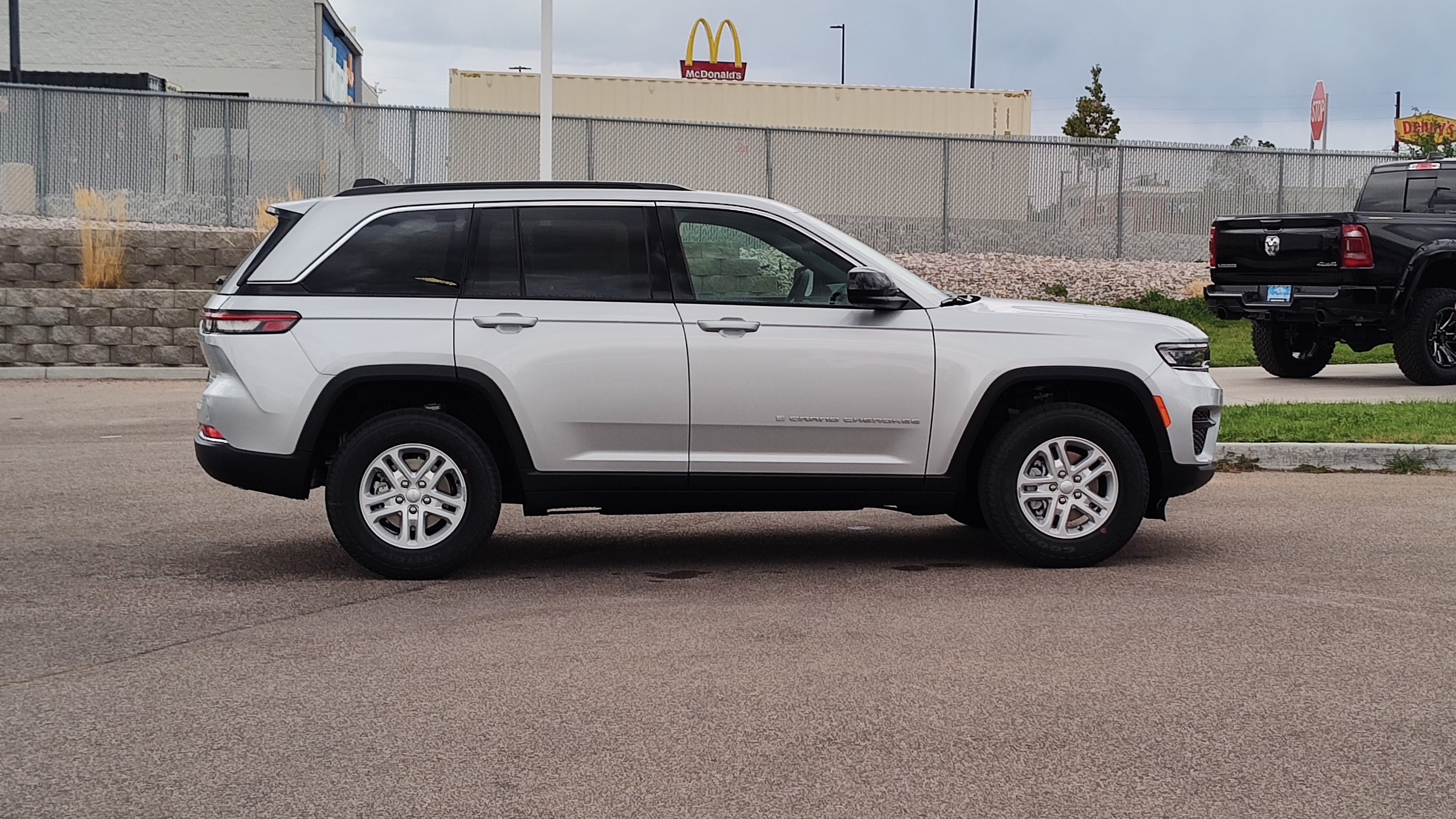 2024 Jeep Grand Cherokee Laredo 25