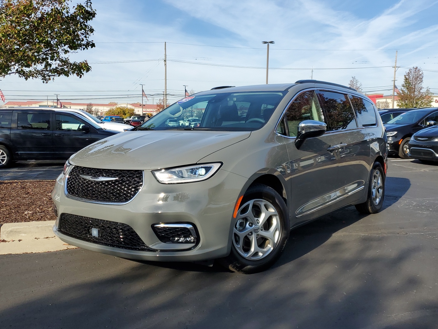 2023 Chrysler Pacifica Limited 1