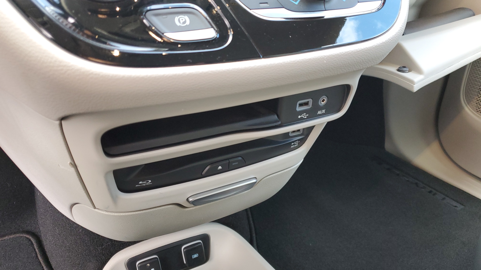 2017 Chrysler Pacifica Touring L Plus 26