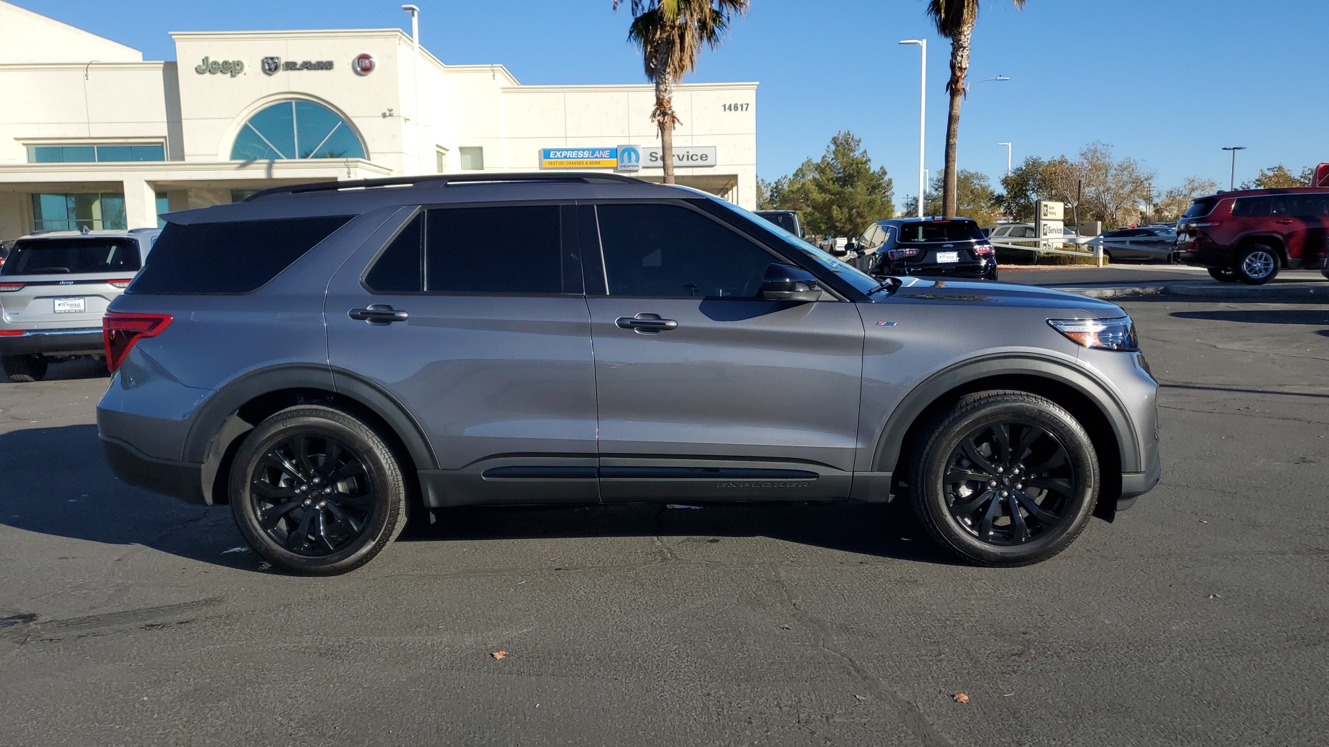 2022 Ford Explorer ST-Line 2