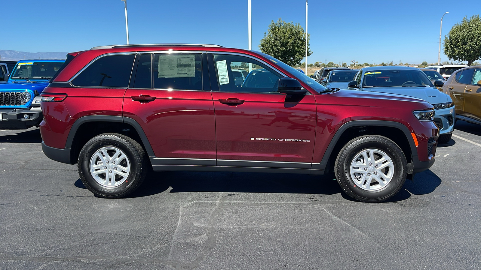 2024 Jeep Grand Cherokee Laredo 2