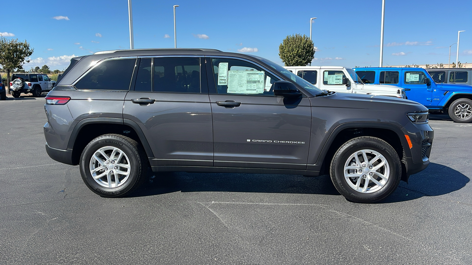 2024 Jeep Grand Cherokee Laredo 2