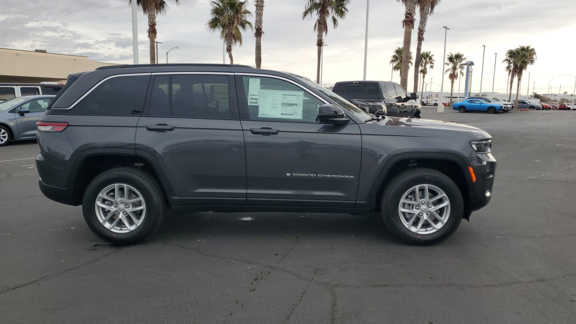 2025 Jeep Grand Cherokee Laredo 2