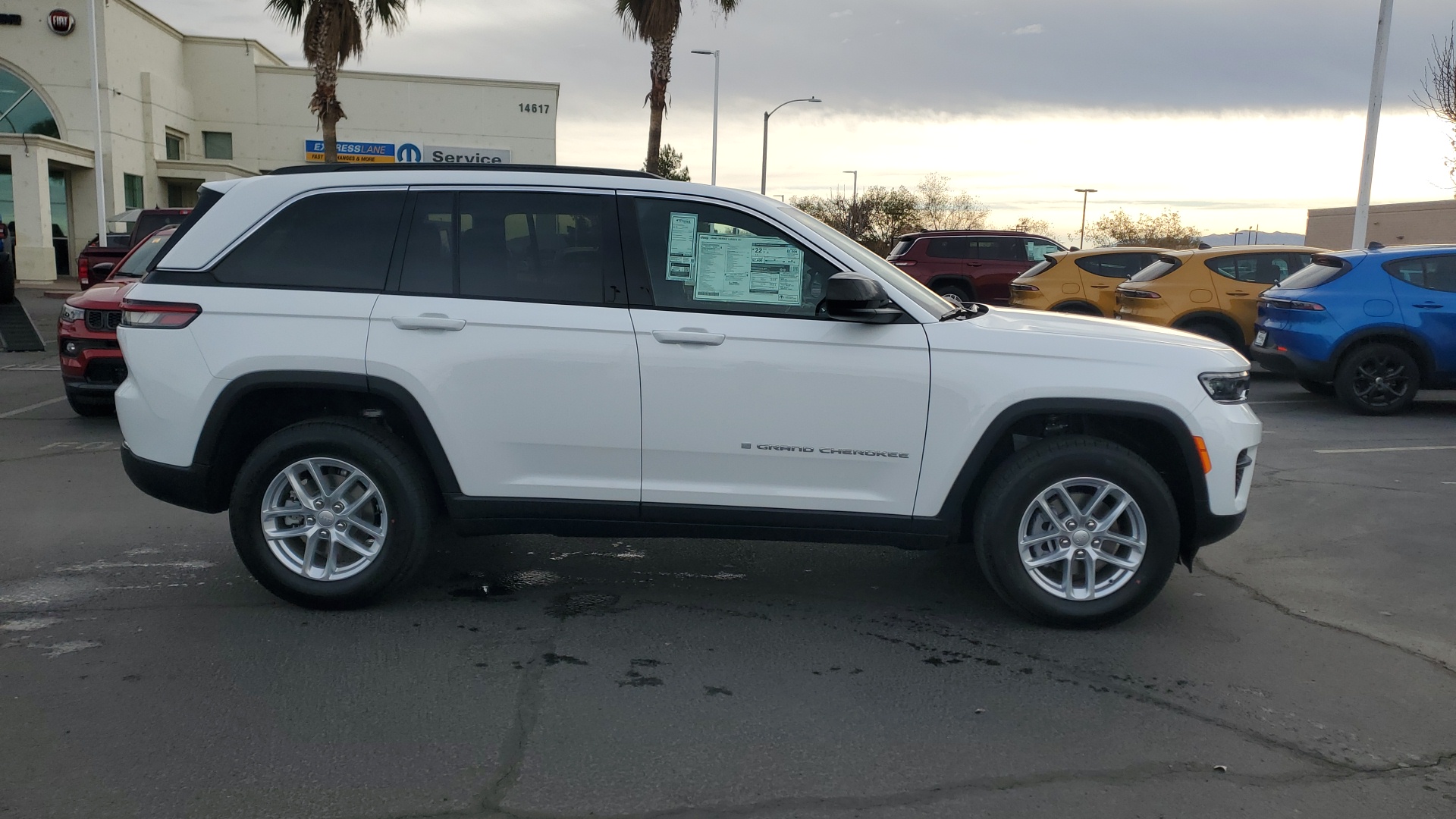 2025 Jeep Grand Cherokee Laredo 2