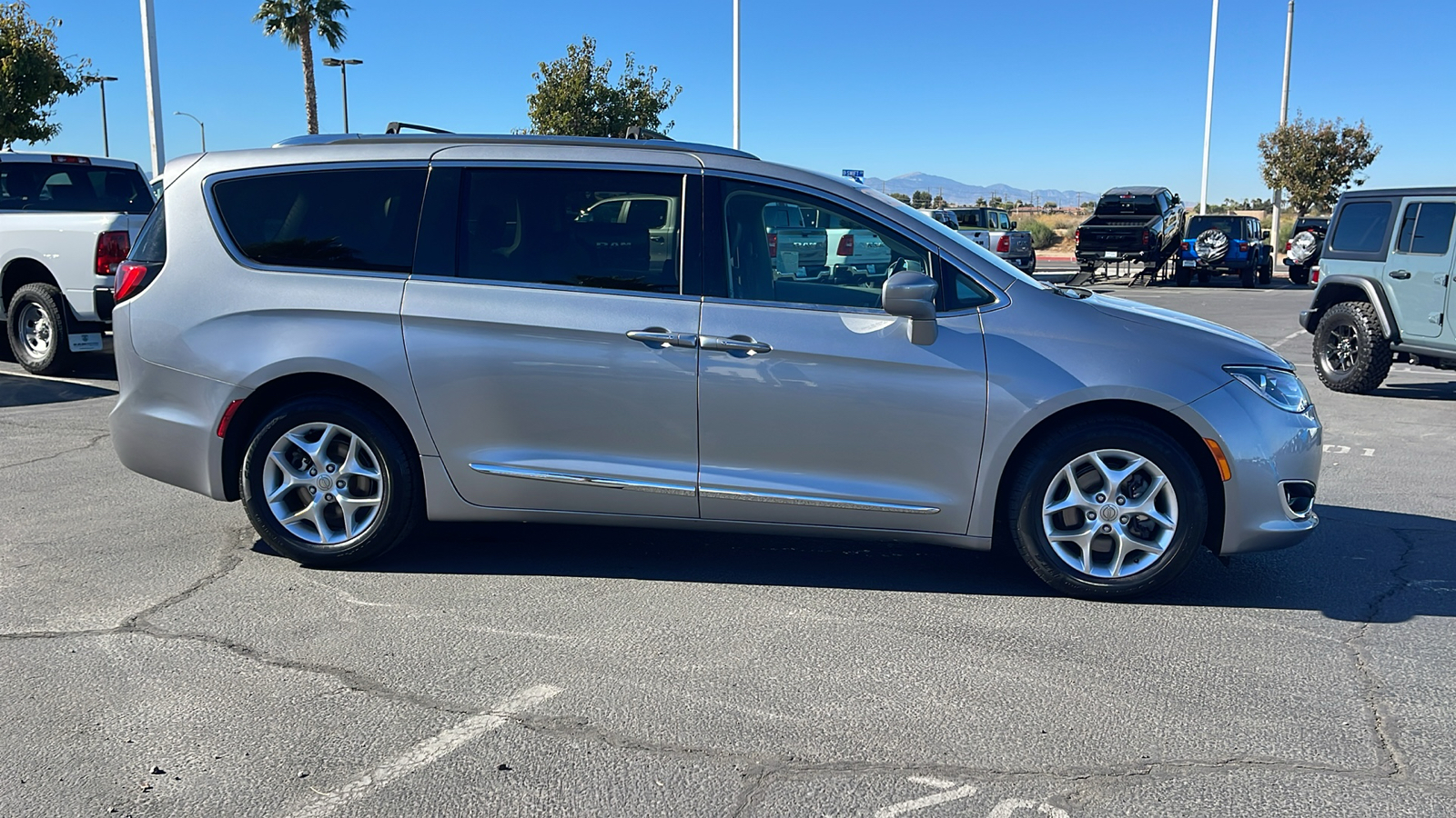 2020 Chrysler Pacifica Touring L 2