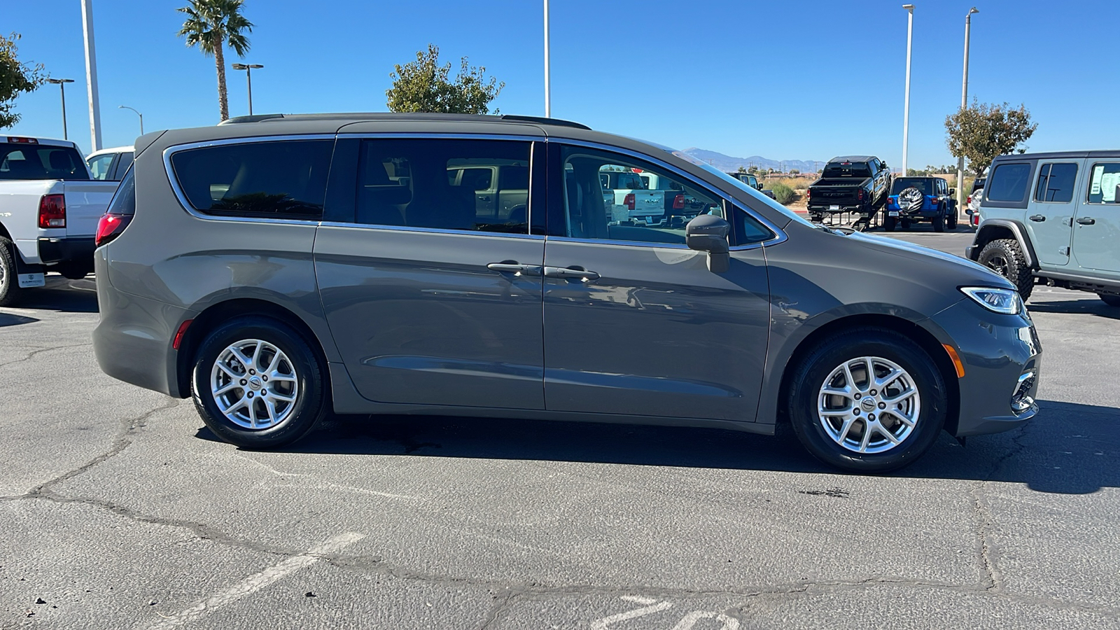 2022 Chrysler Pacifica Touring L 2