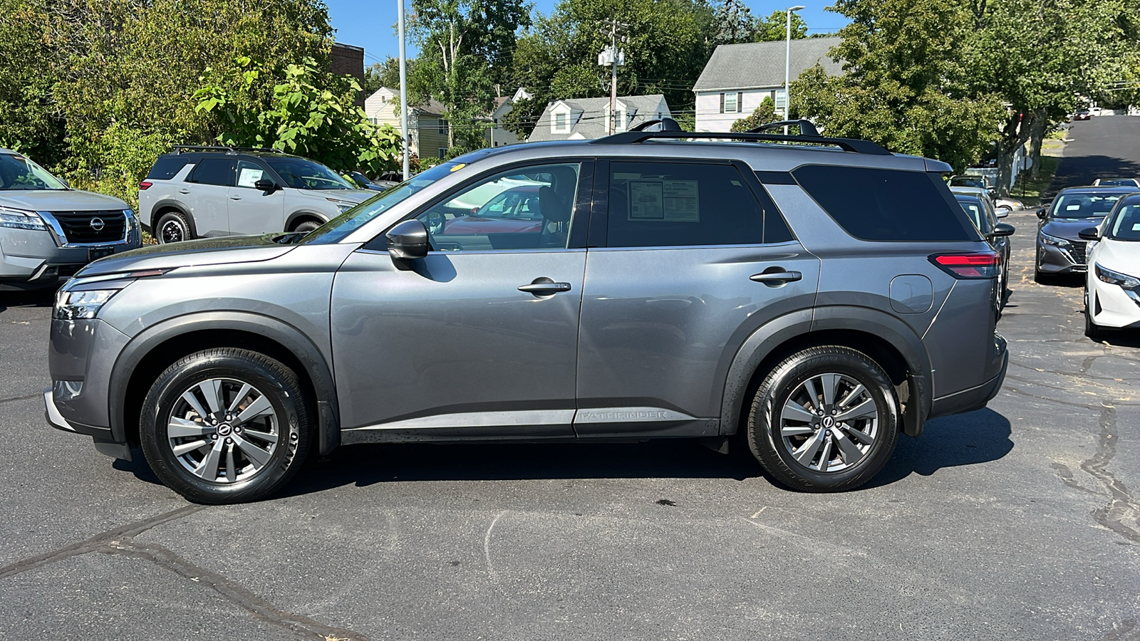 2022 Nissan Pathfinder SV 6