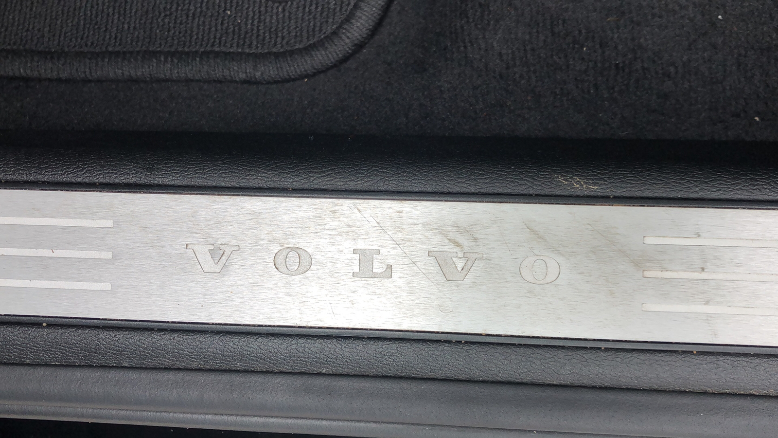 2023 Volvo S60 Plus Dark Theme 10